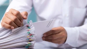 Korzystanie z niszczarek do papieru to nie tylko kwestia bezpieczeństwa, ale także wygody i efektywności