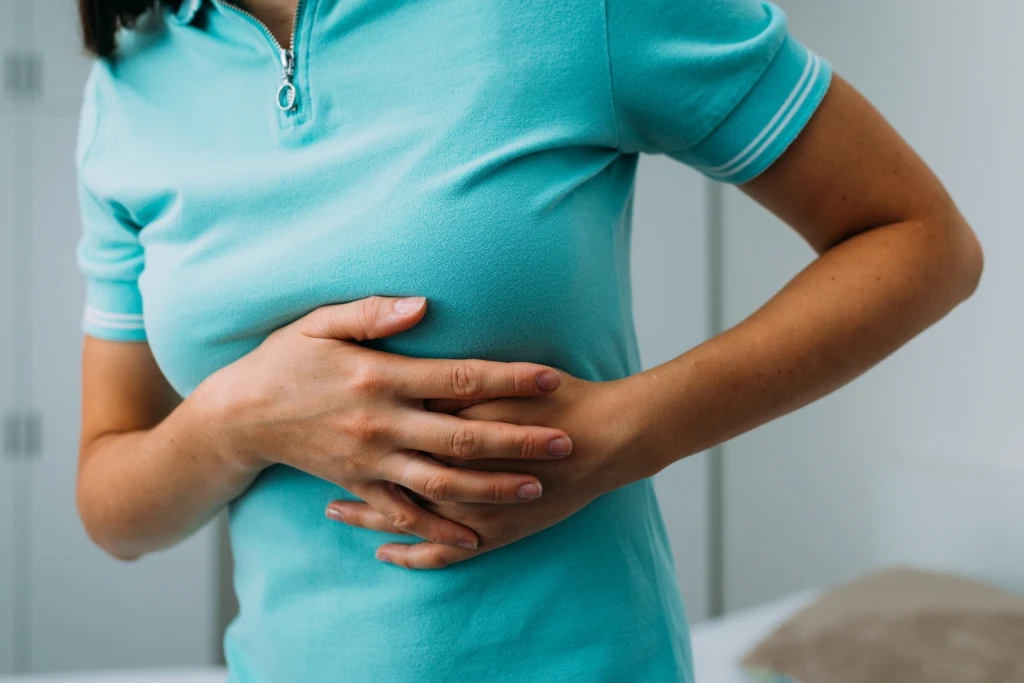 Dyskomfort w nadbrzuszu, częste odbijanie i nudności mogą wskazywać na wrzody żoładka lub dwunastnicy Dyskomfort w nadbrzuszu, częste odbijanie i nudności mogą wskazywać na wrzody żoładka lub dwunastnicy