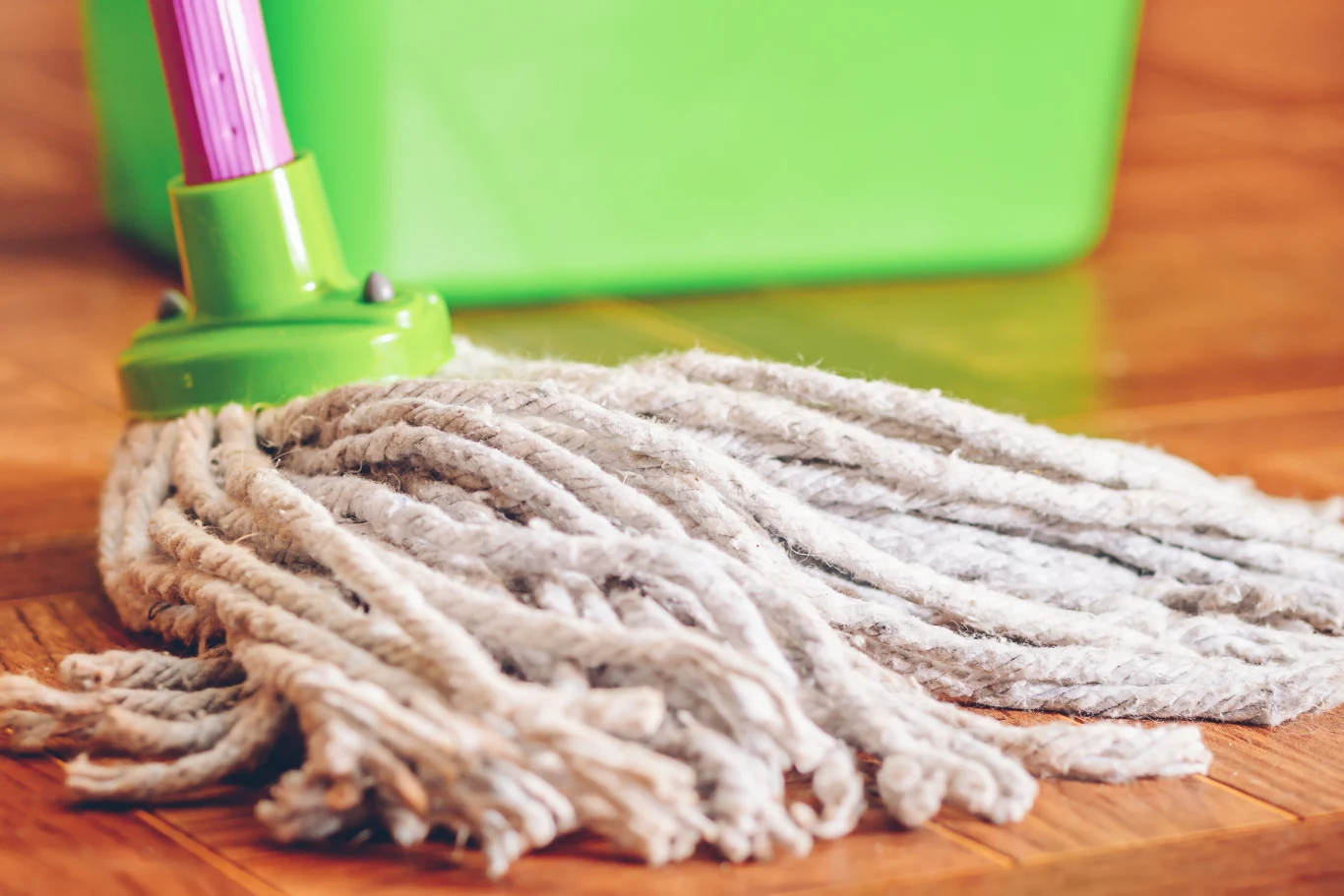 Mycie drewnianej podłogi tymi domowymi środkami czystości sprawi, że ta będzie lśnić jak lustro Mycie drewnianej podłogi tymi domowymi środkami czystości sprawi, że ta będzie lśnić jak lustro