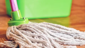 Dodaj kilka kropel do wiadra z wodą i umyj podłogę. Będzie błyszczeć, jak lustro