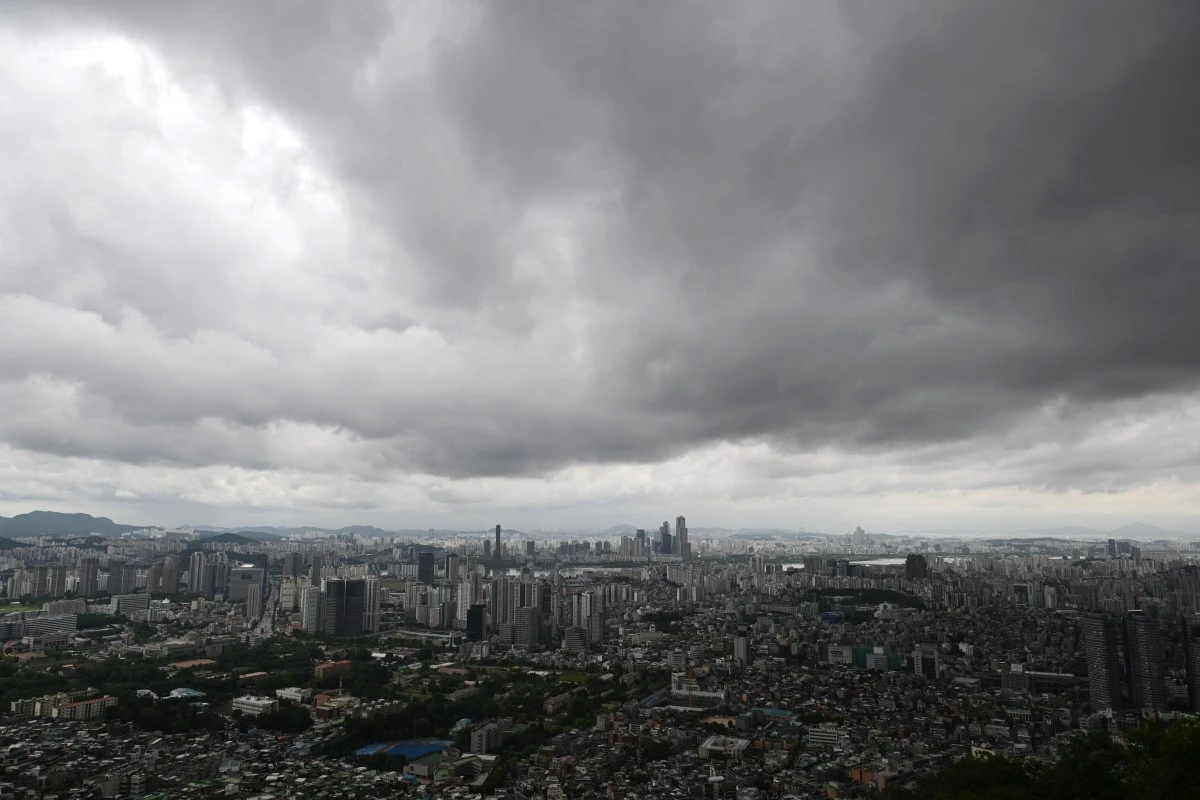 Potężne ulewy przyniosły do Seulu i okolicznych miejscowości olbrzymie ilości wody. W stolicy trzeba było zamknąć most i część obwodnic, a z międzynarodowego lotniska odwołać 25 lotów Potężne ulewy przyniosły do Seulu i okolicznych miejscowości olbrzymie ilości wody. W stolicy trzeba było zamknąć most i część obwodnic, a z międzynarodowego lotniska odwołać 25 lotów