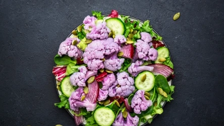 Fioletowy kalafior sprawdzi się w świeżych sałatkach