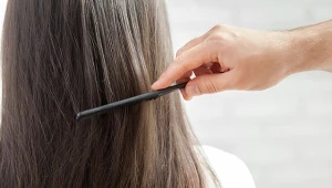 Włosy zdradzają wiek nie tylko poprzez kolor. Takie są objawy starzenia się włosów