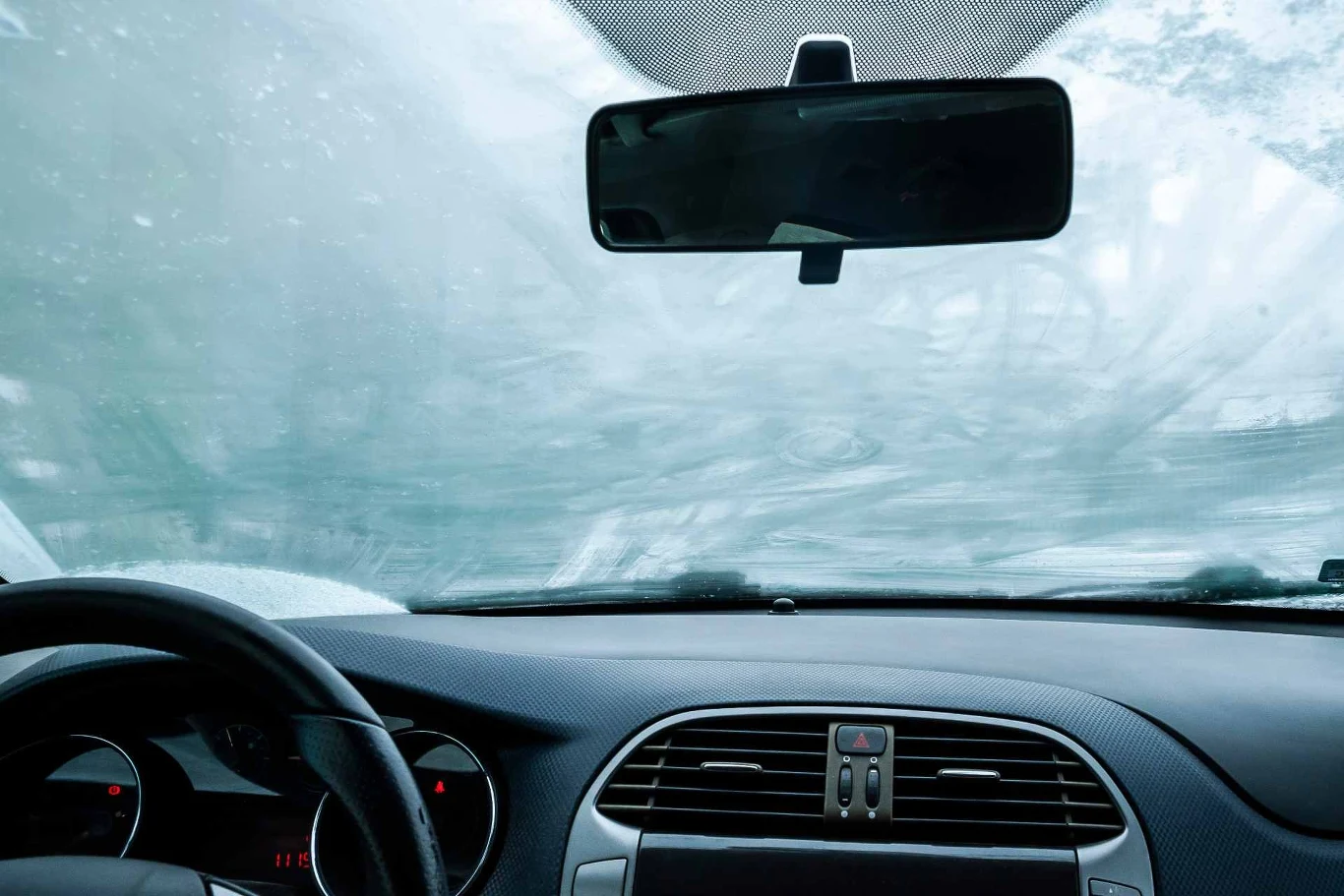 Zaparowane szyby w aucie to problem z odprowadzeniem wilgoci Zaparowane szyby w aucie to problem z odprowadzeniem wilgoci