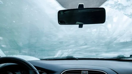 Zaparowane szyby w aucie to problem z odprowadzeniem wilgoci