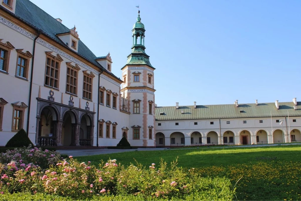 Wzgórze Zamkowe w Kielcach. Dawny pałac biskupów krakowskich to obecnie siedziba Muzeum Narodowego w Kielcach