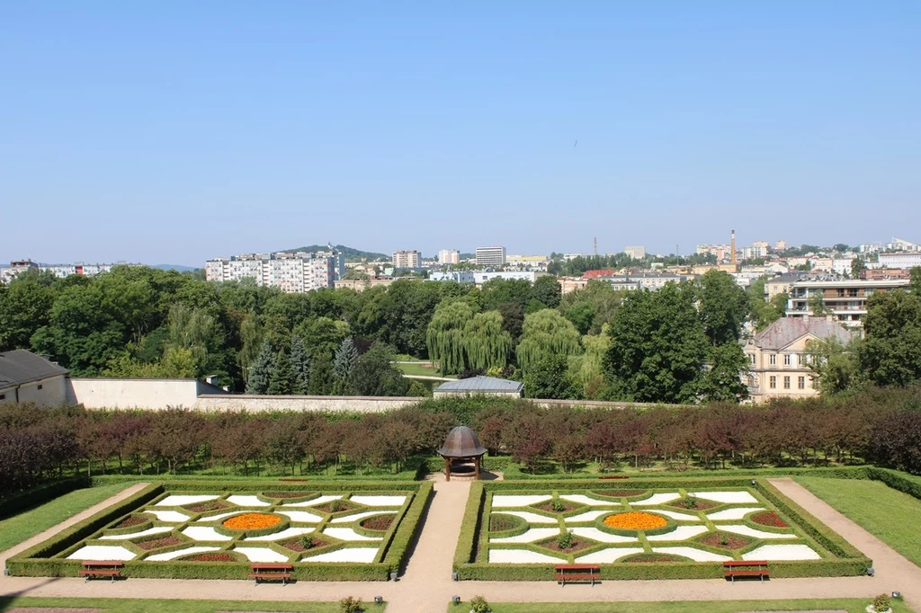 Widok z Muzeum Narodowego na ogród włoski i panoramę miasta