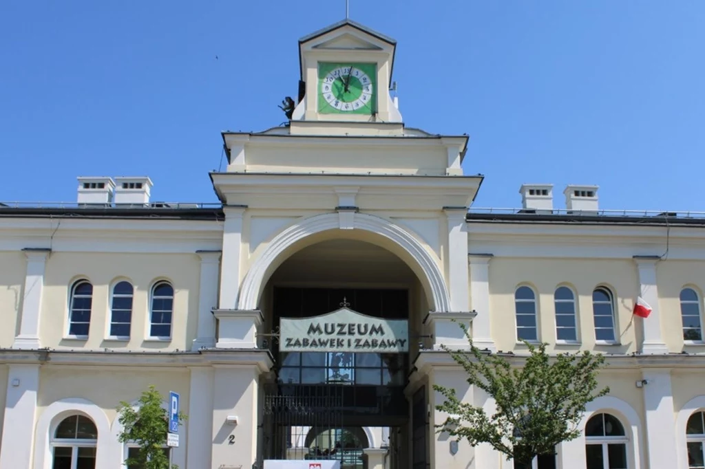 Gmach Muzeum Zabawek i Zabawy. Przy zegarze możecie dostrzec świętokrzyską czarownicę