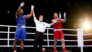 Anthony Joshua wygrywający ze Zhileiem Zhangiem na igrzyskach w Londynie, 06.08.2012 r.