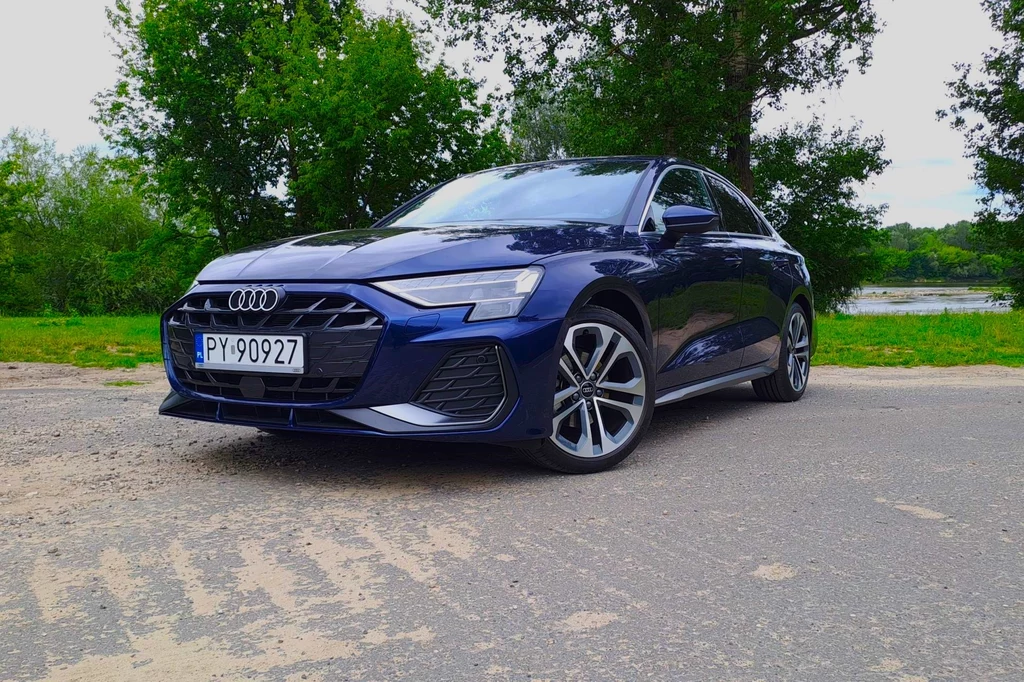 Audi A3 ostatnio przeszło modernizację. Najłatwiej poznać je można m.in. po przeniesionym nieco w górę logo.