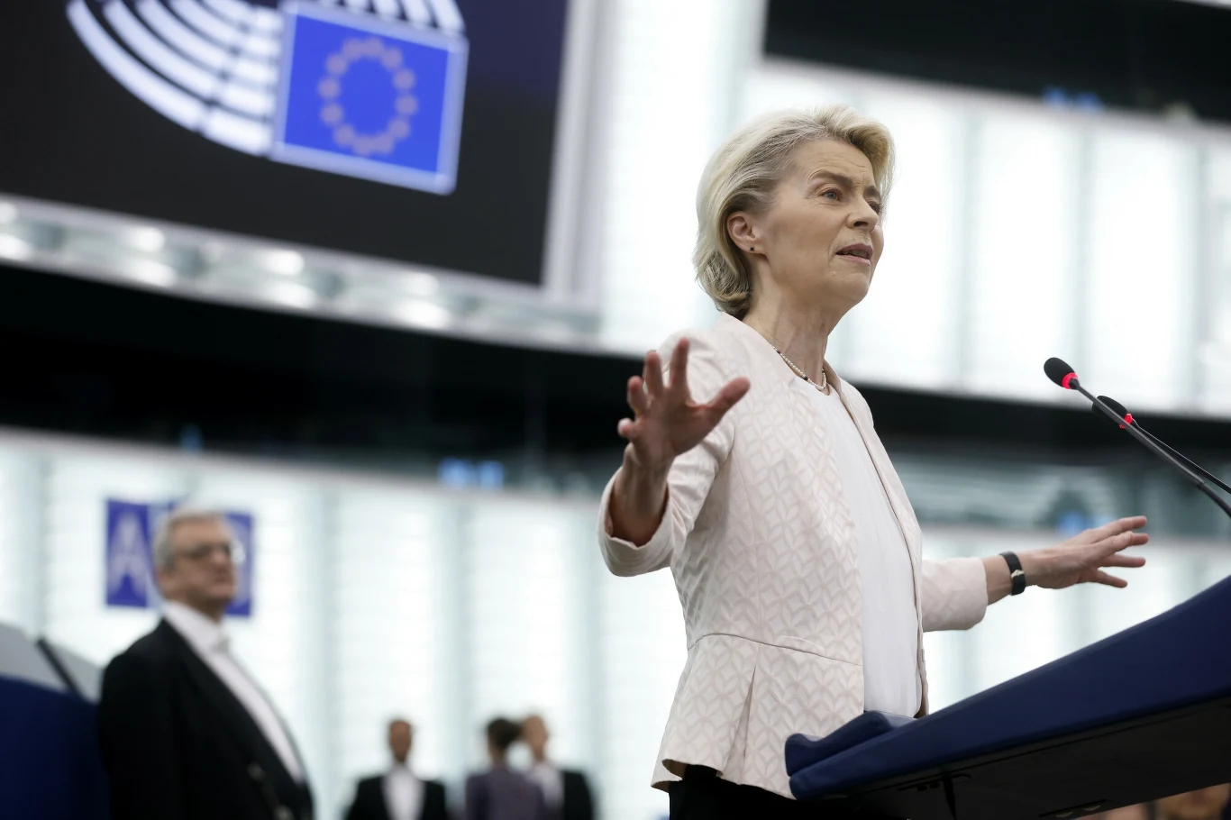 Ursula von der Leyen, przewodnicząca Komisji Europejskiej Ursula von der Leyen została wybrana na kolejne pięć lat na czele Komisji Europejskiej