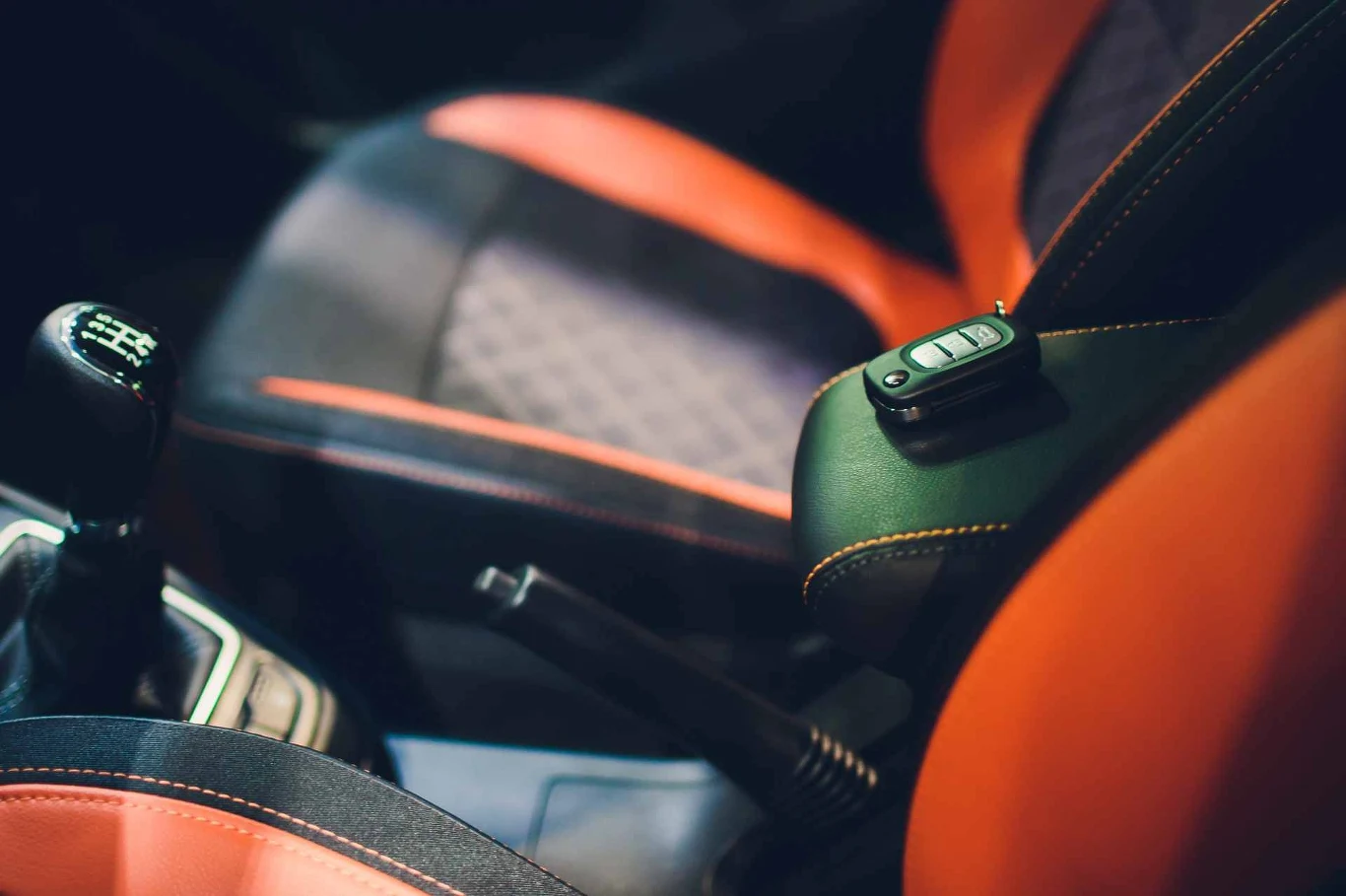 Zatrzaśnięte kluczyki w samochodzie wymagają awaryjnego otwarcia drzwi Zatrzaśnięte kluczyki w samochodzie wymagają awaryjnego otwarcia drzwi