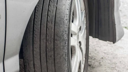 Opony z bieżnikiem o wysokości do 1,6 mm są z punktu widzenia prawa nadal zgodne z normami. W praktyce jednak ich przyczepność jest znacznie pogorszona