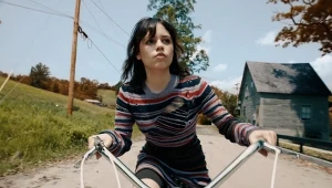 Jenna Ortega w scenie z filmu "Beetlejuice Beetlejuice"