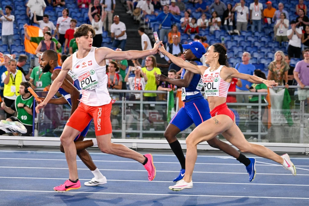 Maksymilian Szwed odbiera pałeczkę od Mariki Popowicz-Drapały Maksymilian Szwed odbiera pałeczkę od Mariki Popowicz-Drapały