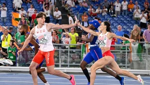 Maksymilian Szwed odbiera pałeczkę od Mariki Popowicz-Drapały