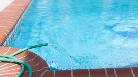 W niektórych gminach nie można napełniać basenu wodą wodociągową ze względu na suszę hydrauliczną.