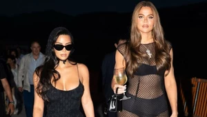 Kim i Khloe Kardashian na koncercie Andrei Bocellego. Zaskoczyły stylizacjami