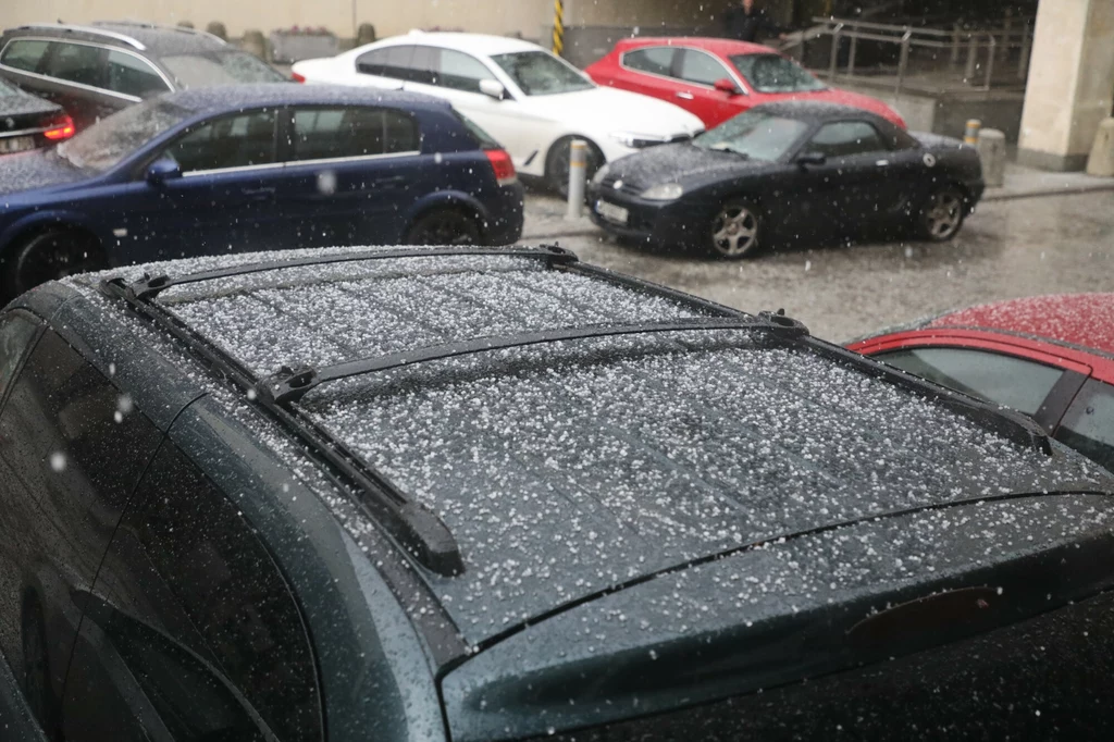 Gradobicie może spowodować duże uszkodzenia samochodu