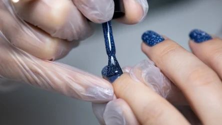 Niektóre lakiery do paznokci mogą postarzać dłonie i zwracać uwagę na wszelkie niedoskonałości skóry. Lepiej unikać na przykład koloru niebieskiego. 