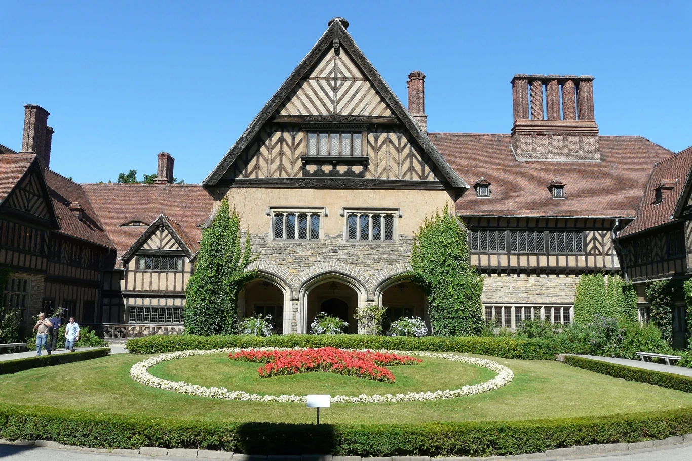 Pałac Cecilienhof w Poczdamie to świadek ważnych wydarzeń historycznych. To właśnie tutaj odbyła się konferencja poczdamska w 1945 r.