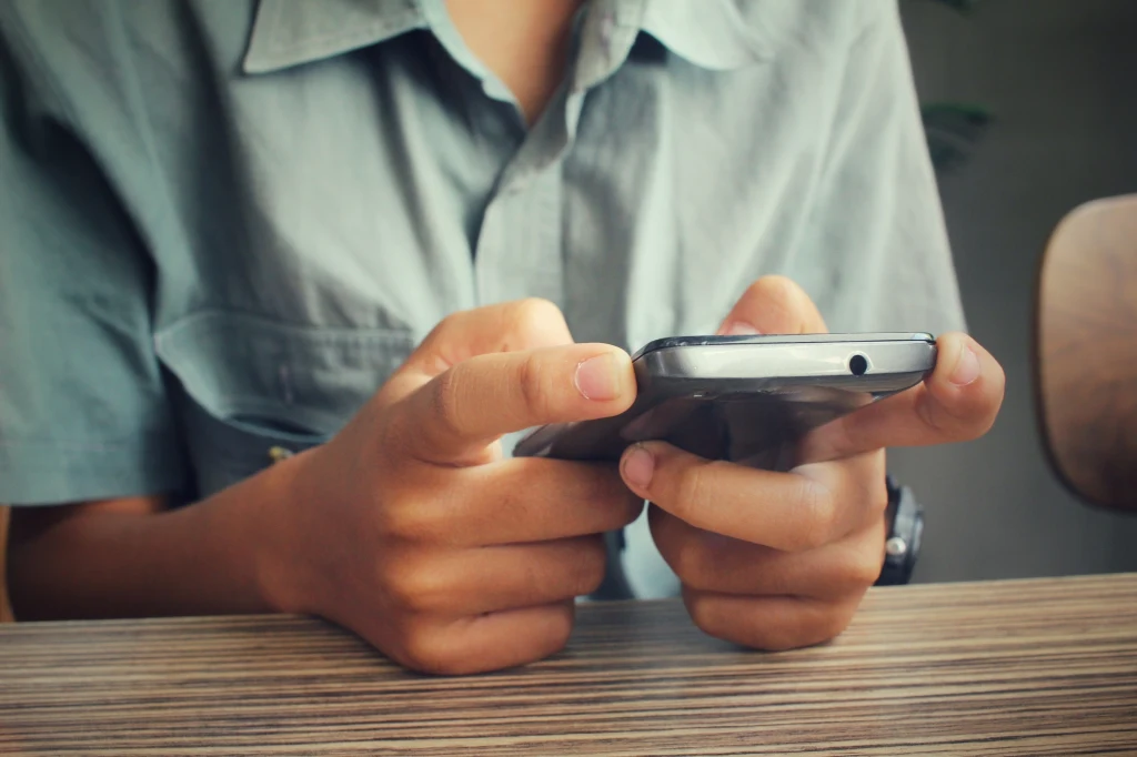 Banki ostrzegają klientów. Oszuści za pomocą wiadomości przejmują konta bankowe.