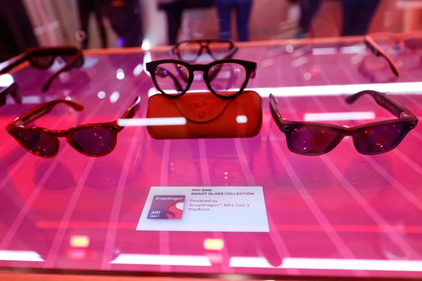 Ray-Ban Meta umożliwia użytkownikom transmitowanie za pośrednictwem Facebooka i Instagrama tego, co właśnie widzą Ray-Ban Meta umożliwia użytkownikom transmitowanie za pośrednictwem Facebooka i Instagrama tego, co właśnie widzą