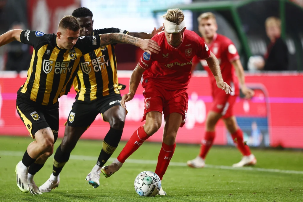 Kacper Kozłowski pierwszy z lewej