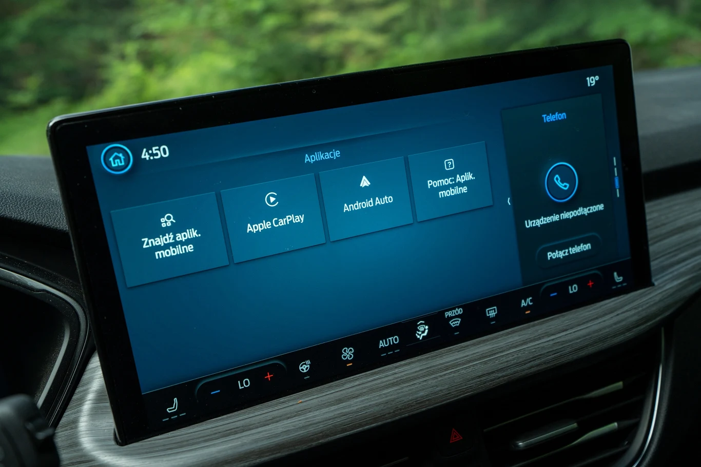 System SYNC 4 działa sprawnie i oferuje bezprzewodową łącznością zarówno z Apple CarPlay, jak i Android Auto. System SYNC 4 działa sprawnie i oferuje bezprzewodową łącznością zarówno z Apple CarPlay, jak i Android Auto.