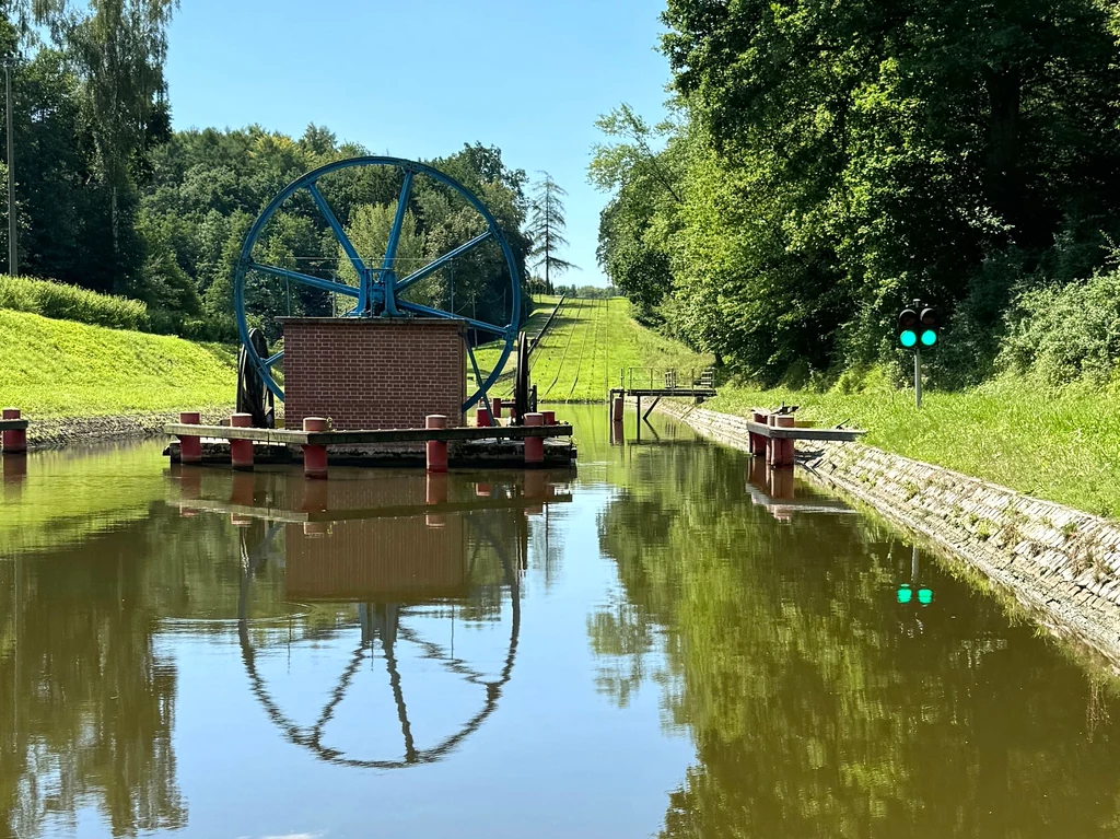 Koło nawrotne zawraca stalową linę z jednego torowiska na drugie, umożliwiając płynne działanie mechanizmu