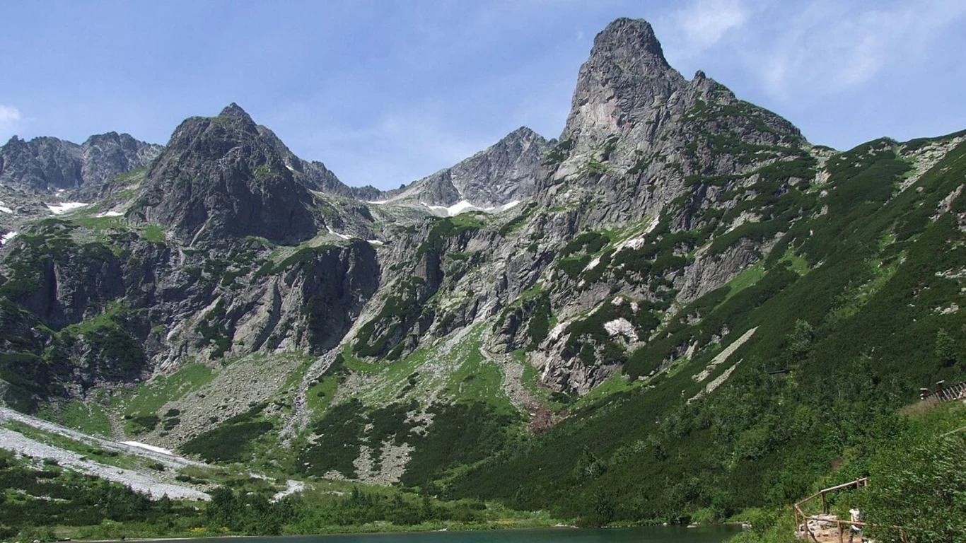 Zielony Staw Kieżmarski w Tatrach i wznoszące się nad nim turnie: Czarny Szczyt i Jastrzębia Turnia Zielony Staw Kieżmarski w Tatrach i wznoszące się nad nim turnie: Czarny Szczyt i Jastrzębia Turnia