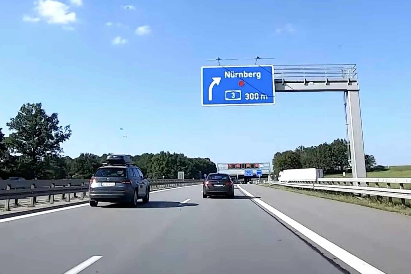 Na niemieckiej A93 czerwona kropka podpowiada kierowcom drogę do Norymbergi /fot.youtube.com/@maciek9207 Na niemieckiej A93 czerwona kropka podpowiada kierowcom drogę do Norymbergi /fot.youtube.com/@maciek9207