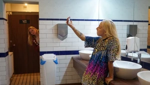 Kadr z filmu "Nie obiecujcie sobie zbyt wiele po końcu świata"