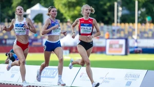 Lyla Belshaw (w środku) wygrała rywalizację w biegu na 1500 metrów