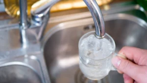 Mazowieckie. Pilny alert RCB. W jednym z powiatów woda nie nadaje się do picia 