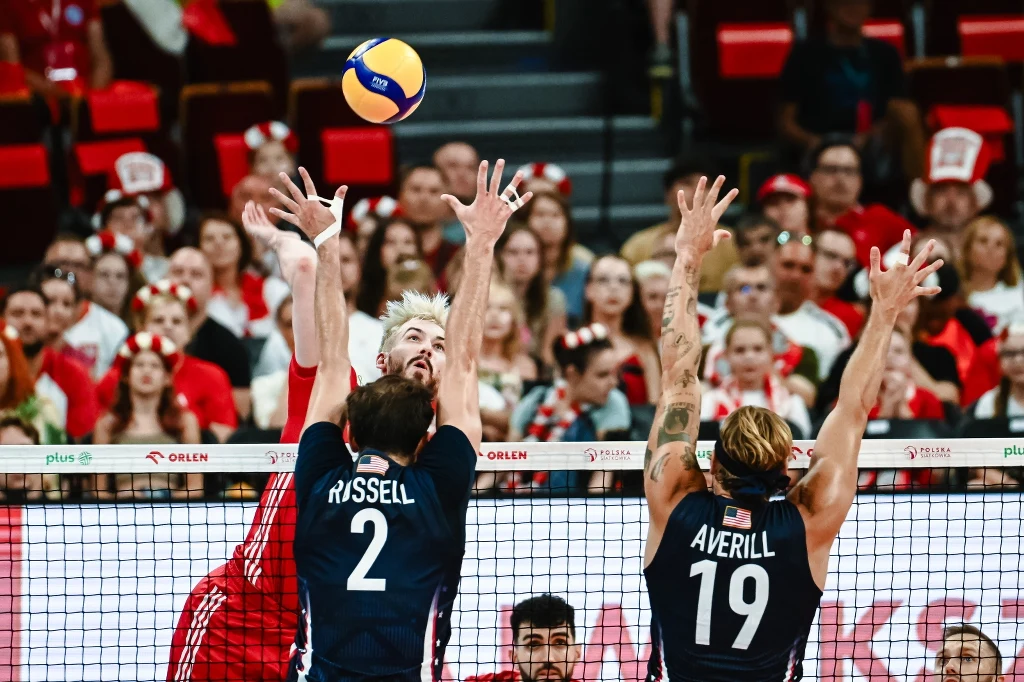 Tomasz Fornal atakuje w trakcie meczu Polska - USA