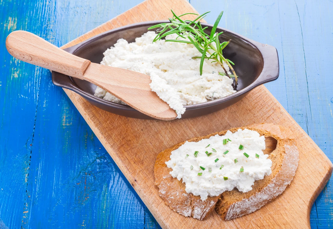 Twaróg w solance z sosu sojowego z dodatkiem rozmarynu Twaróg w solance z sosu sojowego z dodatkiem rozmarynu