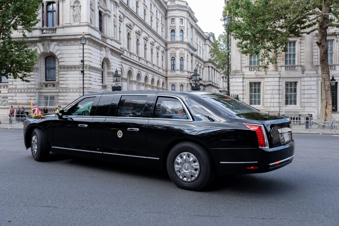 Za wprawianie w ruch prezydenckiego Cadillaca odpowiada wysokoprężny silnik V8 o pojemności 6,6 litra. Dane techniczne zostały utajnione. Za wprawianie w ruch prezydenckiego Cadillaca odpowiada wysokoprężny silnik V8 o pojemności 6,6 litra. Dane techniczne zostały utajnione.