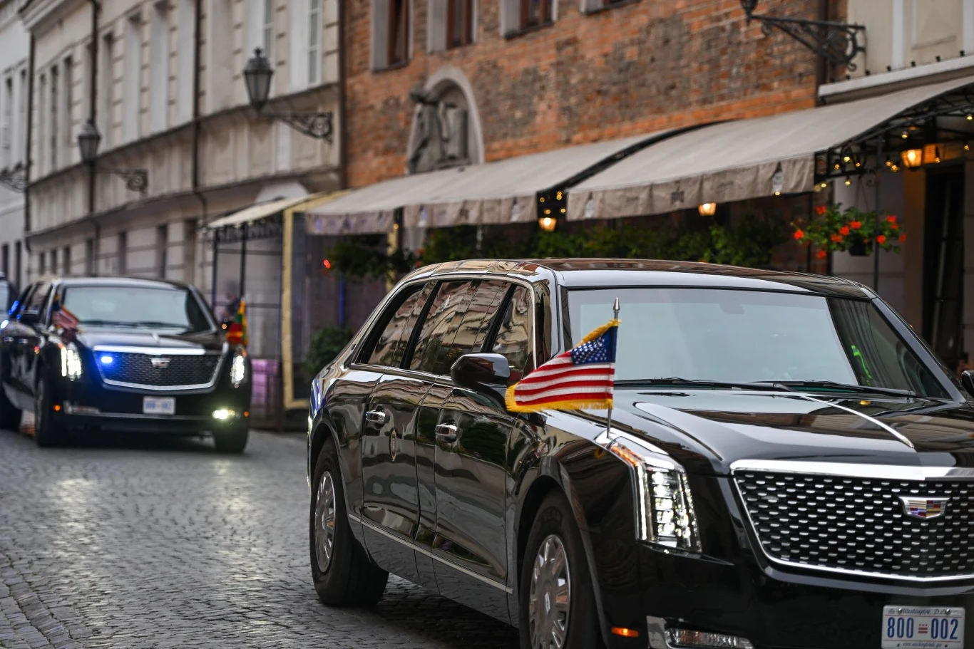 O bezpieczeństwo prezydenta USA dba nie tylko samochód, ale również agenci Secret Service. O bezpieczeństwo prezydenta USA dba nie tylko samochód, ale również agenci Secret Service.