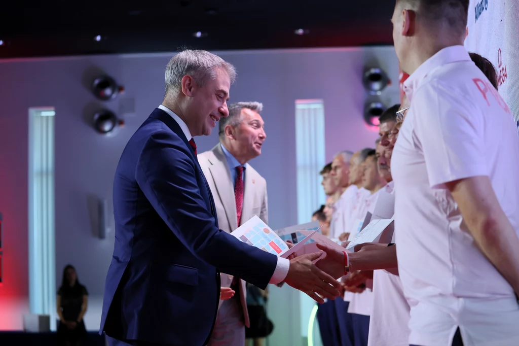 Krzysztof Gawkowski i polscy olimpijczycy. W tle Radosław Piesiewicz Krzysztof Gawkowski i polscy olimpijczycy. W tle Radosław Piesiewicz