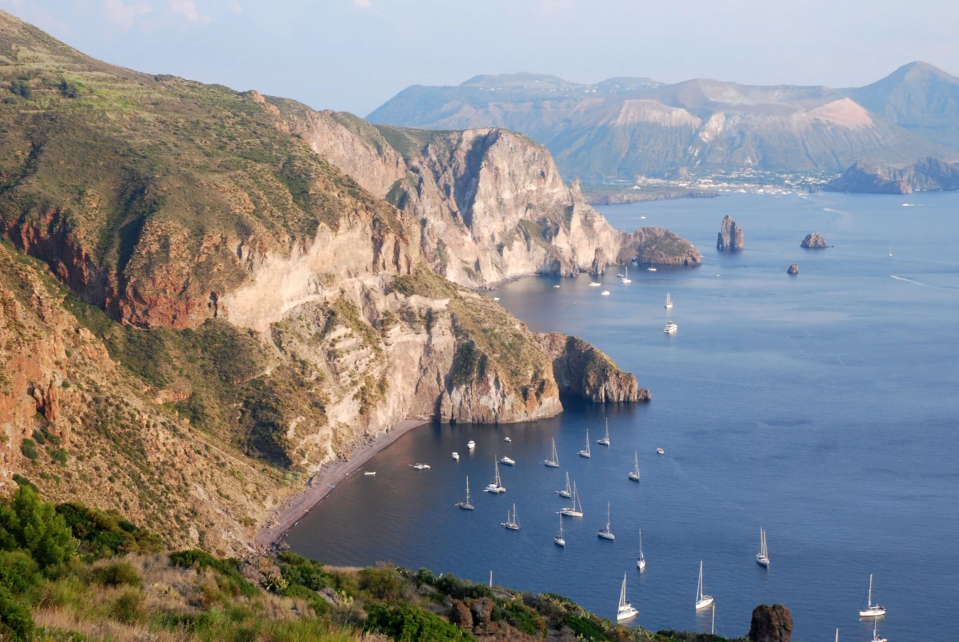 Gdzie na wakacje bez tłumów? Wyspy Liparyjskie na Morzu Śródziemnym mogą być dobrym wyborem.