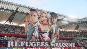 Oprawa kibiców Legii Warszawa wywołała olbrzymie kontrowersje 
