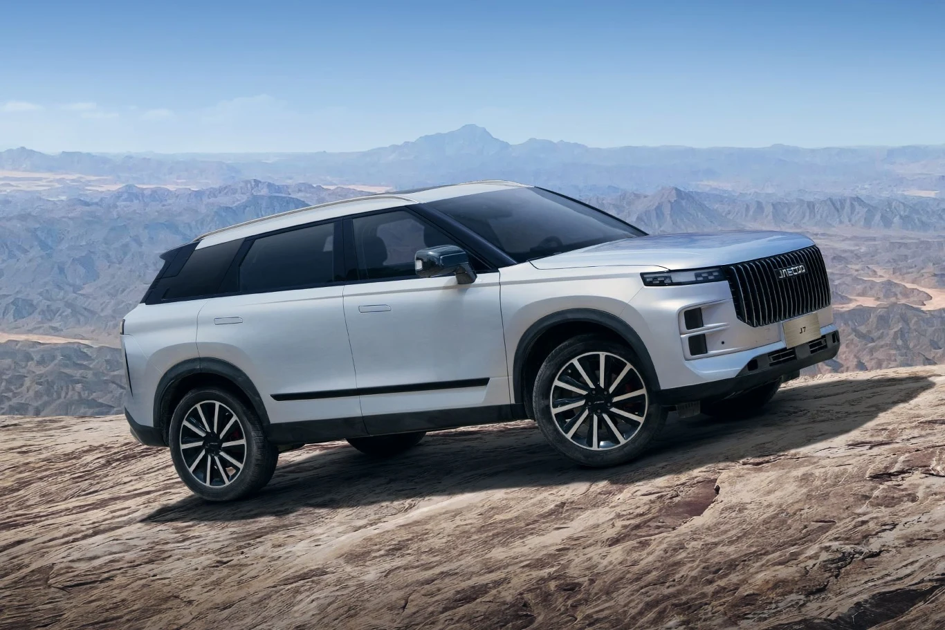 Średnie zużycie paliwa Jaecoo 7 z hybrydą typu plug-in ma wynosić 4,7 litra na 100 km. W trybie wyłącznie elektrycznym auto ma przejechać ponad 106 km. Średnie zużycie paliwa Jaecoo 7 z hybrydą typu plug-in ma wynosić 4,7 litra na 100 km. W trybie wyłącznie elektrycznym auto ma przejechać ponad 106 km.