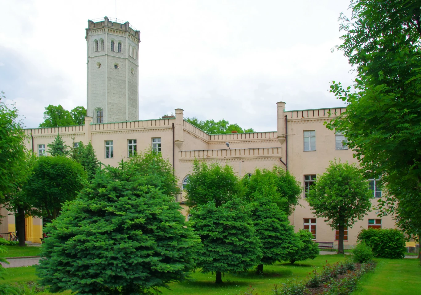 Pałac w Mysłakowicach. Do niedawna mieściła się w nim szkoła, teraz jest wystawiony na sprzedaż Pałac w Mysłakowicach. Do niedawna mieściła się w nim szkoła, teraz jest wystawiony na sprzedaż