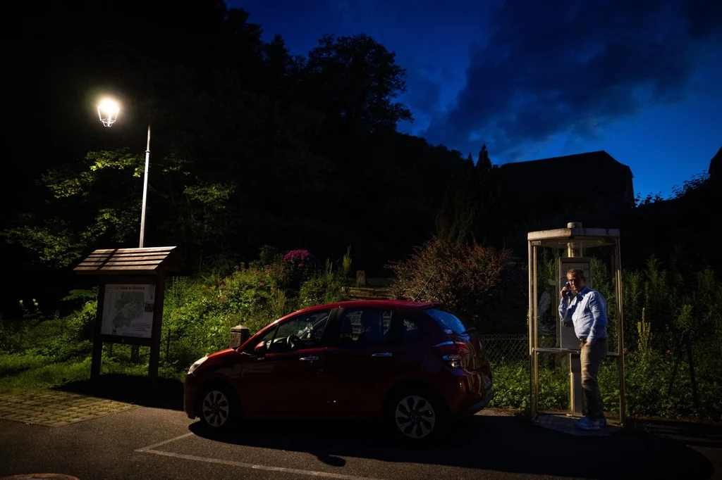 Ostatni telefon publiczny w tej miejscowości stał się atrakcją turystyczną Ostatni telefon publiczny w tej miejscowości stał się atrakcją turystyczną