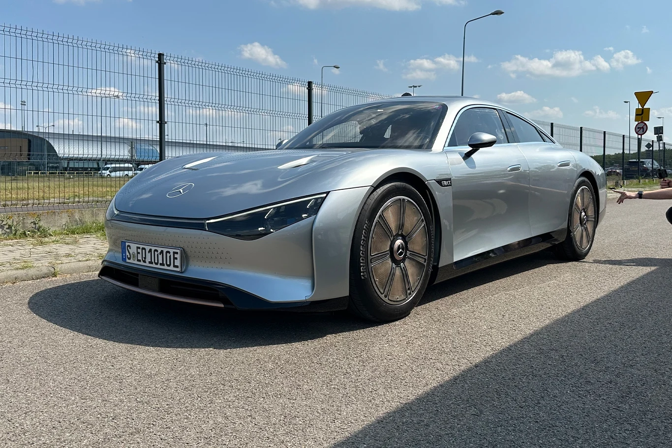 Mercedes Vision EQXX przyjechał na tor Modlin. Mieliśmy okazję przejechać się koncepcyjnym elektrykiem z zasięgiem ponad 1000 kilometrów na jednym ładowaniu.