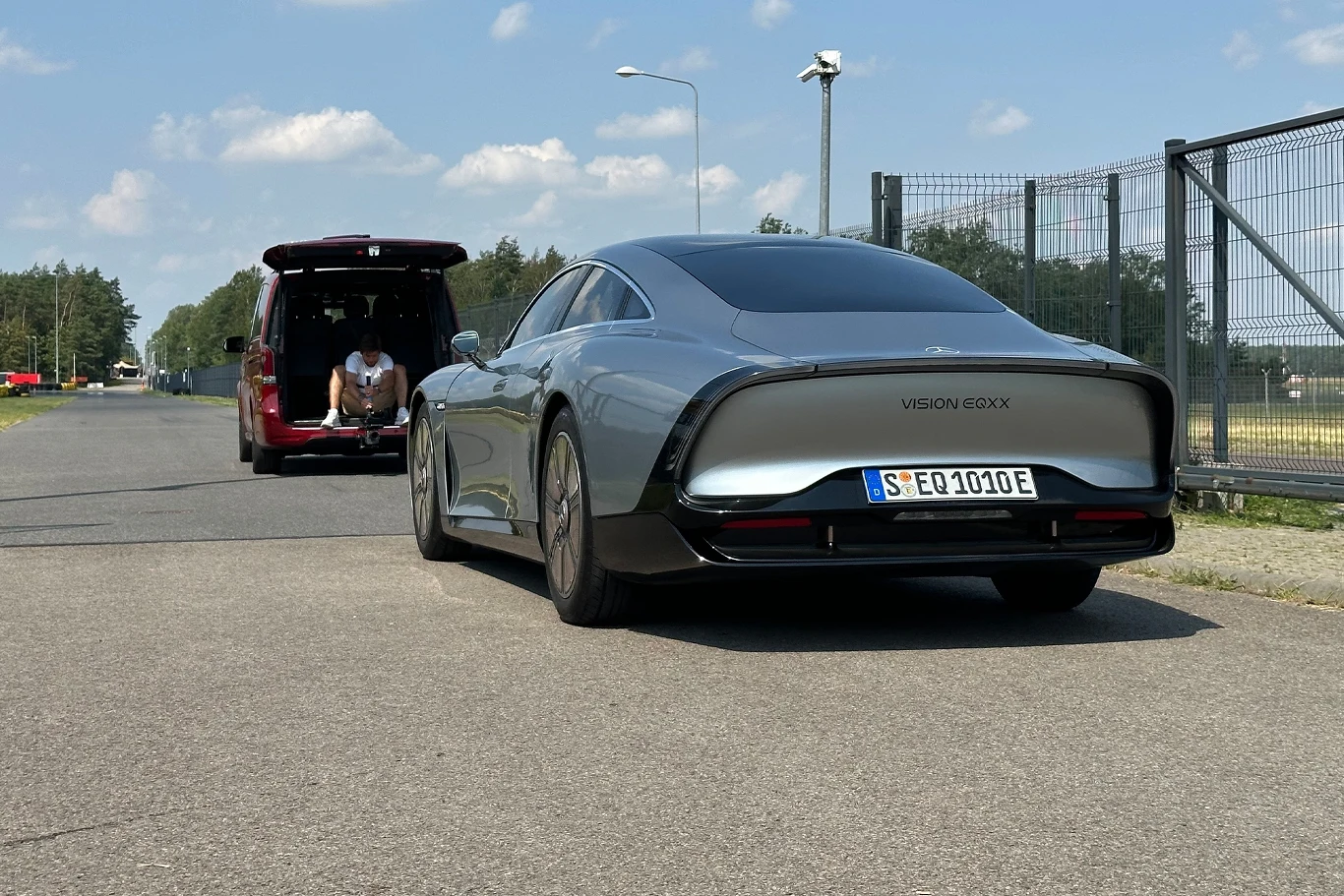 Mercedes Vision EQXX jest opływowy jak kropla wody i korzysta z zaawansowanej aerodynamiki.