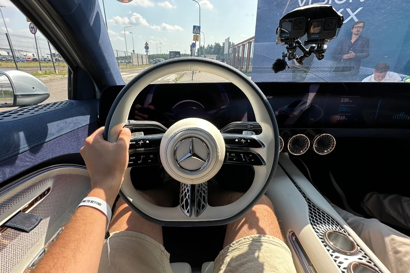 Mercedes Vision EQXX przypomina w środku seryjne modele. Największe wrażenie robi 47,5-calowy, funkcjonalny ekran.