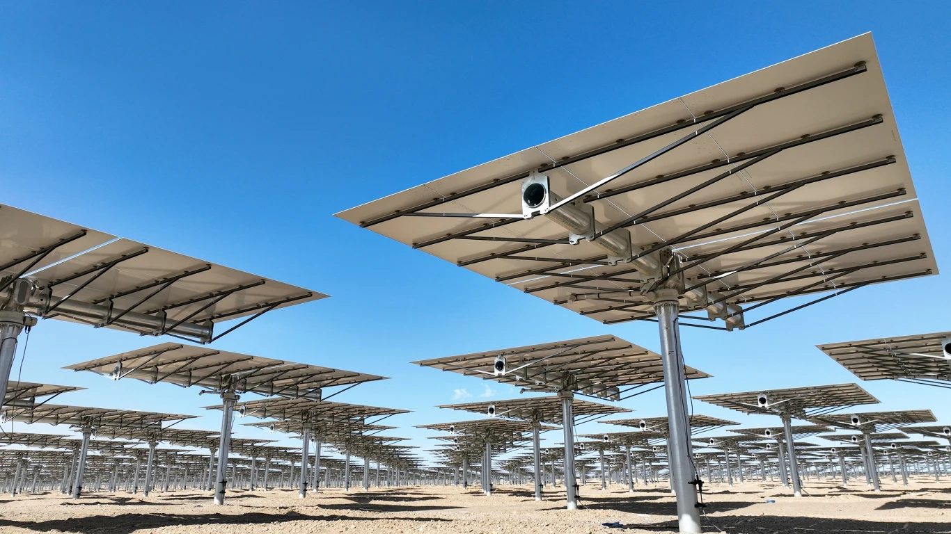 Heliostaty w elektrowni solarno-termalnej Gansu są na bieżąco regulowane tak, aby optymalizować wytwarzanie energii w dwóch 200-metrowych wieżach