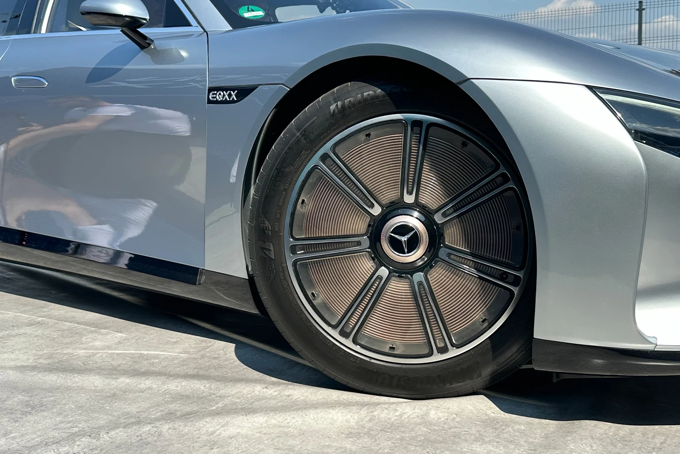 Rekordowo niskie zużycie energii to również zasługa specjalnych opon firmy Bridgestone (185/65 R20)